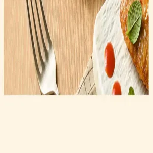 Gros plan d'un délicieux steak frit servi avec une fourchette sur une table en bois