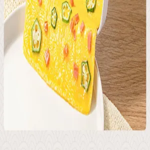 Detaillierte Makroansicht von frisch gekochtem japanischem Tamagoyaki-Omelett mit Okra-Stücken