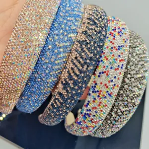 Nahaufnahme Detail des Luxus Strass gepolsterten Haarreifs, funkelnder Kristall Haarreif.