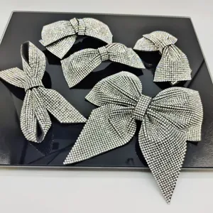 Vue détaillée de pinces à cheveux nœud strass, accessoires brillants pour femmes filles.