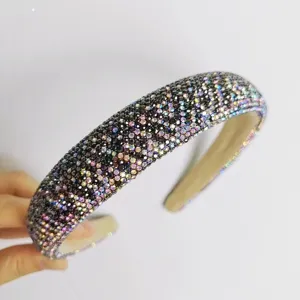 Nahaufnahme des glitzernden Strass-Haarreifs mit funkelnden Kristallen für den Alltag.