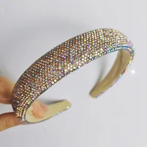 Nahaufnahme eines breiten Strass-Haarreifs mit funkelnden bunten Kristallen im Detail.