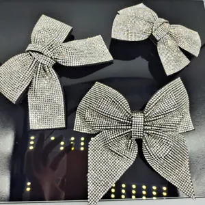 Detail de pince a cheveux noeud strass, design cristal brillant, accessoire elegante pour coiffure.