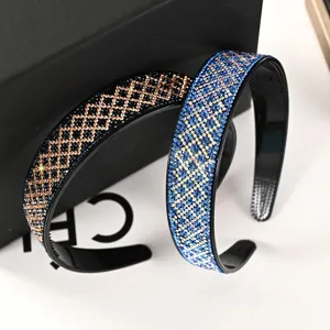 Serre-tete strass et cristaux avec dents, accessoire de cheveux brillant de luxe.