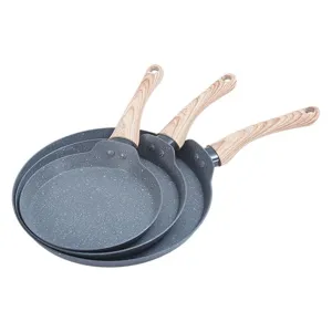Juego profesional de tres sartenes antiadherentes con elegantes mangos de madera