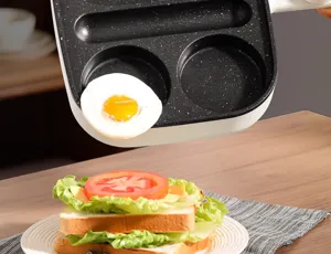 Vue détaillée d'une poêle antiadhésive à 3 compartiments pour œufs et sandwichs