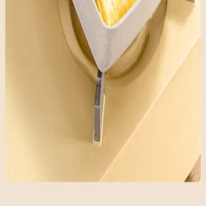 Nahaufnahme der weißen Maifan-Stein-Tamagoyaki-Pfanne mit kochendem Ei auf dem Herd.