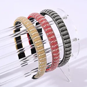 Dettaglio della fascia per capelli squisita in strass e perle con cristalli brillanti.