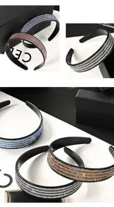 Vue détaillée de serres-tête scintillants en strass, design antidérapant large et lumineux.
