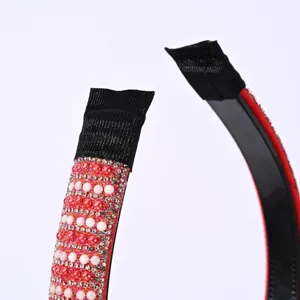 Ravvicinato primo piano dettagliato della splendida fascia con strass e perle.