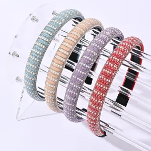 Set di cerchietti con strass e perle colorate, eleganti accessori per capelli da festa.