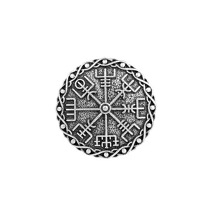 Nahaufnahme der Vintage silbernen nordischen Wikinger Kompass Broschen Textur Design.