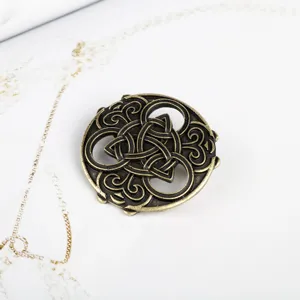 Nahaufnahme des vintage bronzenen keltischen Knoten Brosche mit feiner Retro Textur.