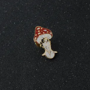 Primer plano del pin esmaltado creativo de chica seta con líneas doradas y detalles.