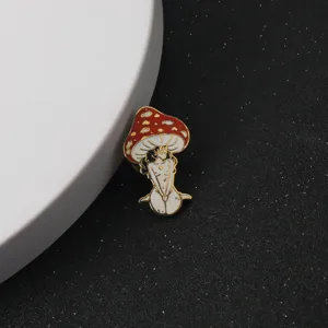 Vista de detalle en primer plano del broche esmaltado de aleación de chica anime hongo pin.