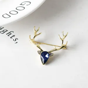 Affascinante spilla a forma di cerbiatto con gemma di cristallo blu, elegante accessorio.