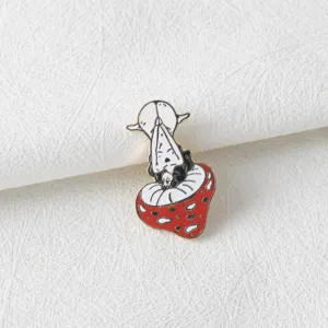 Primer plano del broche de aleación de chica seta linda, detalle de pin esmaltado de anime.