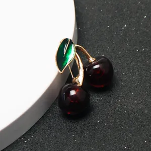 Jolie broche cerise pour femme mode fruit revers costume vêtements accessoire detail