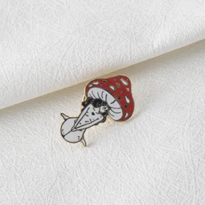 Primer plano detalle del broche de aleación de chica seta, insignia de esmalte creativa.