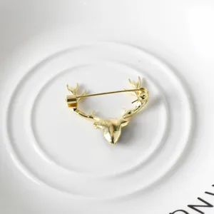 Spilla cervo dorata vista posteriore spillo, accessorio corsage moda in lega per abito uso quotidiano.