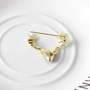 Spilla di cervo di cartone animato in lega color oro vista dettagliata posteriore moda
