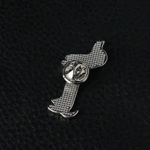 Alloy broche speld achterkant detail weergave, veilige vlindersluiting ontwerp voor kleding.