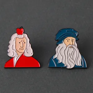 Detailfoto van historische figuren emaille speldjes met Newton en Da Vinci voor tassen.