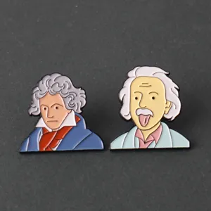 Detailopname van emaille speldjes van historische cartoonfiguren met Beethoven en Einstein.