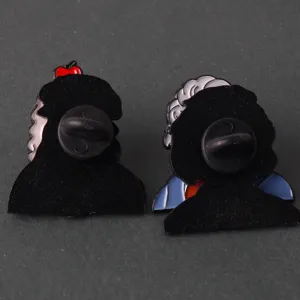Gedetailleerd overzicht van de achterkant van emaille speldjes met historische figuren.