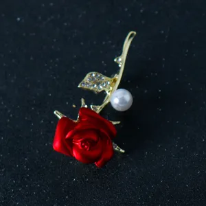 Elegant red rose brooch with rhinestones and pearl, stylish gold-plated pin for women and couples.