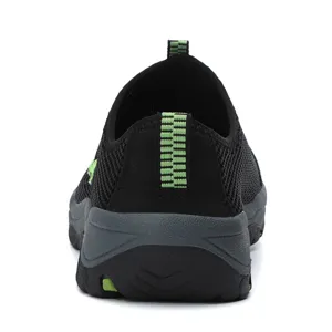 Zapatos de senderismo hombre negro malla calzado de trekking suela gris detalles verdes.