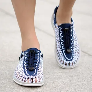 Vista de cerca de las sandalias casuales tejidas de verano con cordones elásticos.
