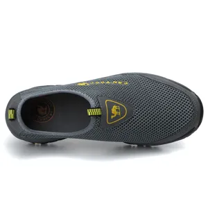 Vista superior detallada de zapatos de caminata para hombre en malla gris diseño transpirable.