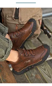 Detailaufnahme brauner Herren Leder-Freizeitschuhe mit dicker Sohle für Outdoor.