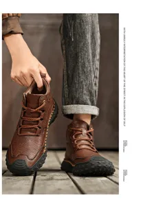 Detailaufnahme brauner Herren-Kurbstiefel aus Leder mit robustem Schnürdesign und Gummisohle.