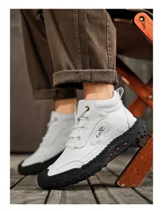 Nahaufnahme von lässigen weißen Leder-High-Top-Stiefeln für Herren mit robuster Sohle.