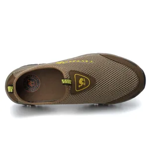 Vista detallada de la parte superior del zapato casual de malla marrón y marca de la plantilla.