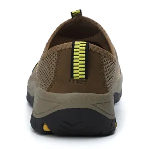 Vista detallada de zapatos de senderismo para hombre de malla transpirable con tirador.