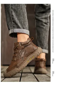 Brauner Herren-High-Top-Lederstiefel, Seitenansicht mit Obermaterial und dicker Sohle.