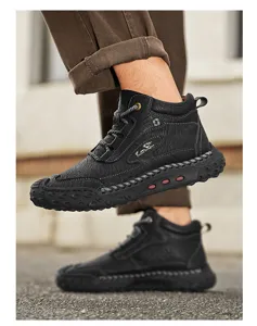 Schwarze Herren Leder High-Top Stiefel Detail mit robuster Schnürung und strukturierter Sohle.