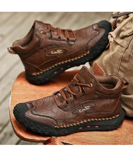 Herren braune Leder Freizeitschuhe Detailansicht mit feiner Obermaterial Textur Gummisohle.