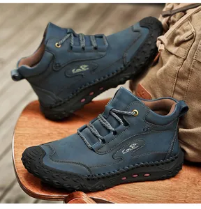 Nahaufnahme blauer Herren Outdoor Freizeit Kurzstiefel, bequem leicht taeglicher Stil.