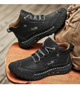 Detailansicht schwarzer Leder Herren Outdoor Freizeit Martin Boots auf Holzoberfläche.