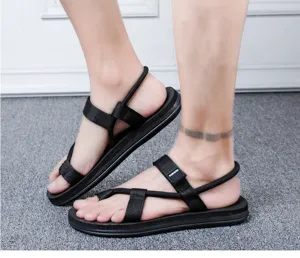 Primo piano sui dettagli dei cinturini neri resistenti per sandali casual da uomo.
