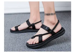 Sandali da uomo neri per esterni, comode scarpe da mare con cinturini, dettaglio estivo.