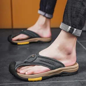 Dettaglio in primo piano di sandali estivi da uomo in vera pelle con spessa suola antiscivolo.