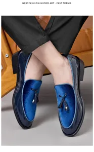 Vista de detalle en primer plano de zapatos de charol y terciopelo azul para hombre.