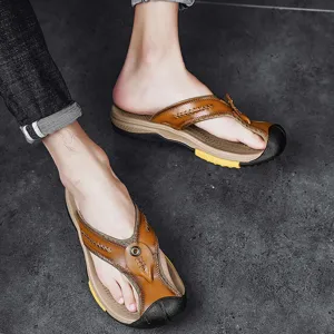 Vista dettagliata sandali infradito uomo in pelle, scarpe casual da spiaggia con puntale.