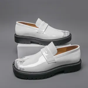 Zapatos de charol blanco mocasines plataforma hombre diseño dividido vista principal moda