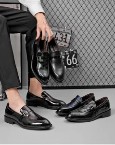 Gros plan sur les chaussures de ville pour homme en cuir verni noir avec boucle et dégradé.